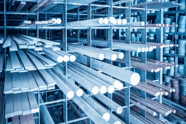 Rayonnage cantilever charge lourde : comment choisir ?